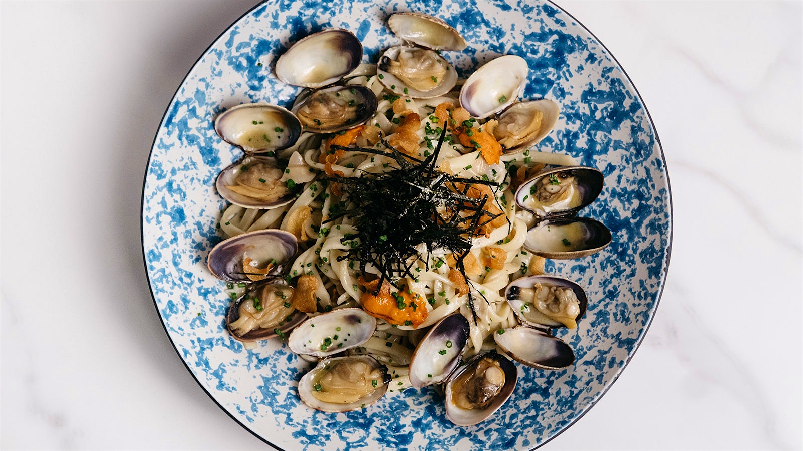  Blue-and-white plate holding spaghetti vongole